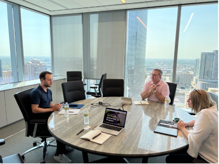 Dominik spricht mit Ed Egl und Tara Hemmer von Waste Management im Headquarter in Houston