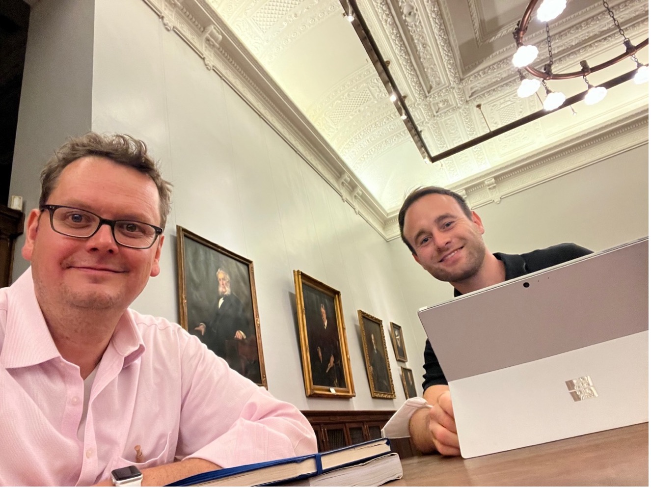 Mathias und Dominik bereiten sich auf die Unternehmensgespräche vor in der altehrwürdigen New York Public Library im New Yorker Stadtteil Manhattan